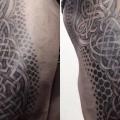 tatuaje Geométrico Muslo Abstracto por Chopstick Tattoo