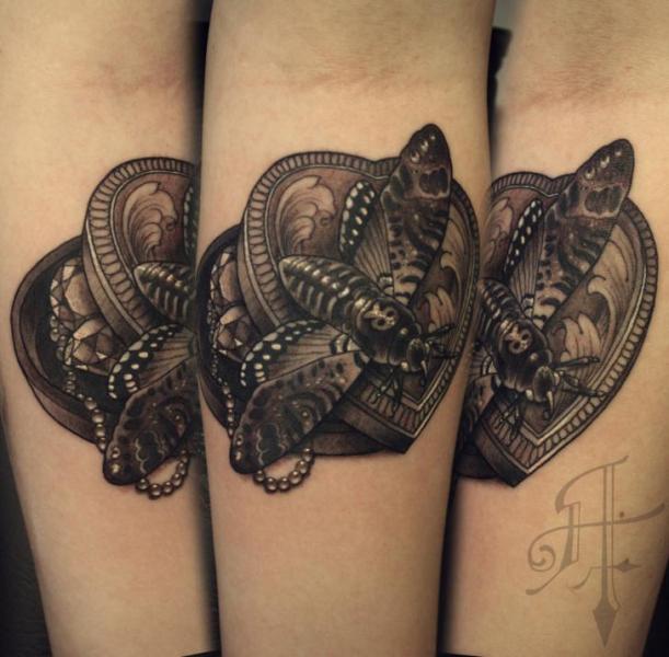 Tatuaje Brazo Corazon Polilla por Antony Tattoo