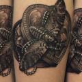 Arm Herz Motte tattoo von Antony Tattoo