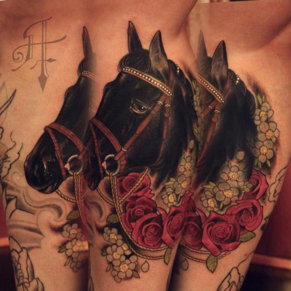 Tatuaggio Braccio Realistici Fiore Cavalli di Antony Tattoo