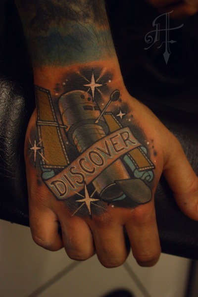 Tatuagem Mão Satélite por Antony Tattoo