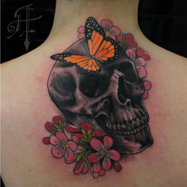 Tatouage Fleur Crâne Papillon Cou par Antony Tattoo