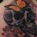 tatuaje Flor Cráneo Mariposa Cuello por Antony Tattoo
