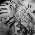Schulter Getriebe Uhr Brust Löwen tattoo von Westfall Tattoo