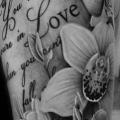 Schulter Blumen Leuchtturm Fonts tattoo von Westfall Tattoo