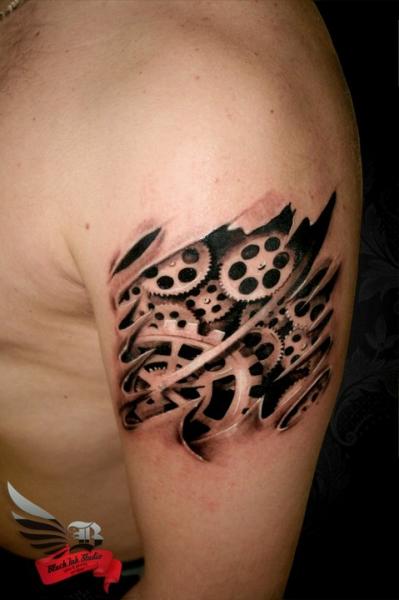 Tatuaggio Braccio Ingranaggi Cicatrice di Black Ink Studio