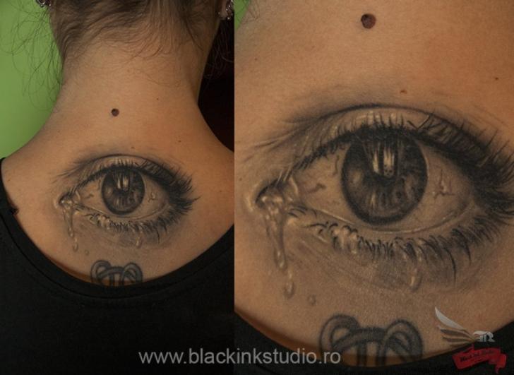 Tatuaje Realista Ojo Cuello por Black Ink Studio