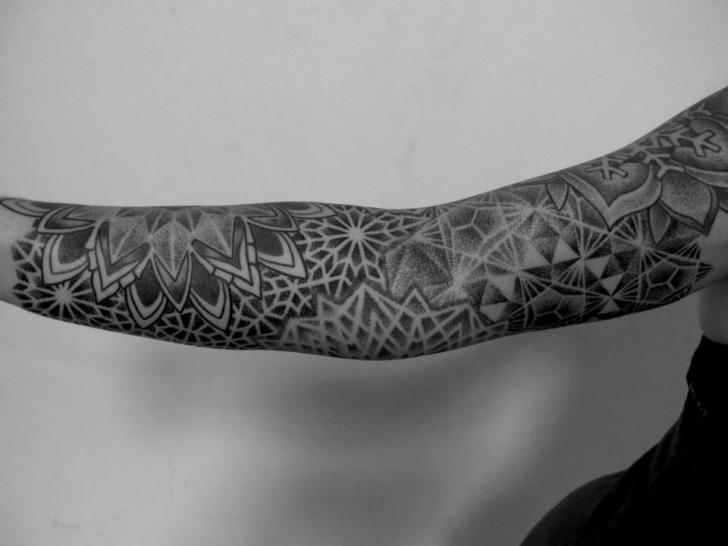 Tatuaje Brazo Dotwork por Corey Divine