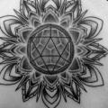 tatuaje Espalda Dotwork Geométrico por Corey Divine