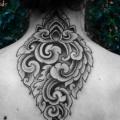 tatuaje Espalda Cuello Geométrico por Corey Divine