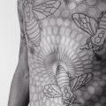 tatuaje Pecho Lado Cuello Vientre Geométrico Abeja por Corey Divine