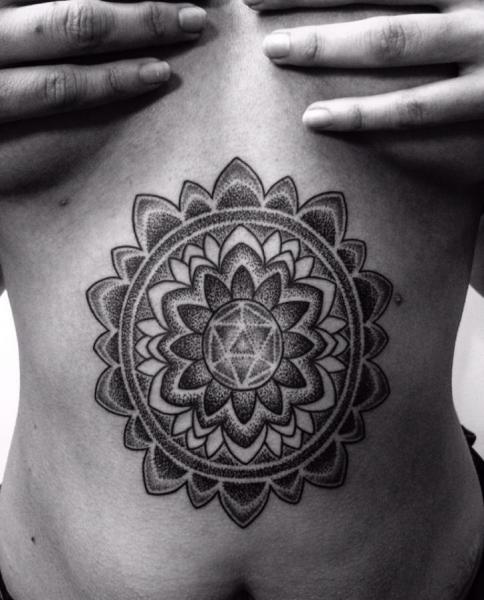 Tatuaje Vientre Dotwork Geométrico por Corey Divine