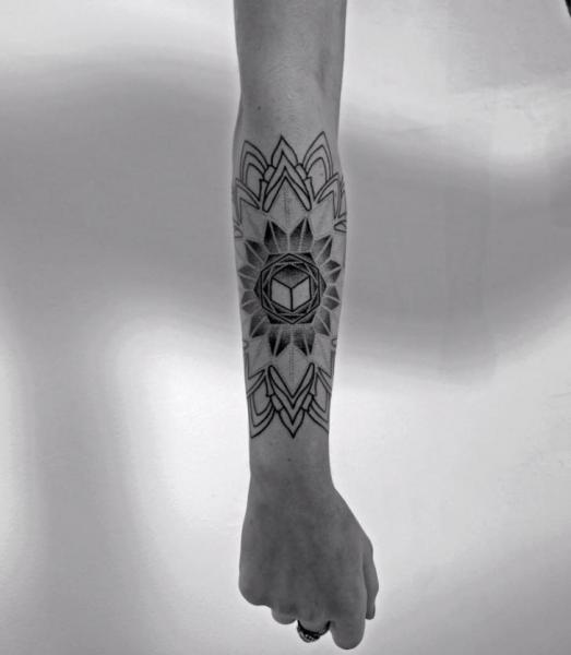 Tatuaggio Braccio Dotwork Geometrici di Corey Divine