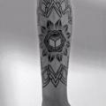 tatuaje Brazo Dotwork Geométrico por Corey Divine