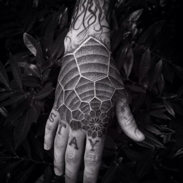 Tatuagem Mão Dotwork por Corey Divine