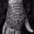 tatuaje Mano Dotwork por Corey Divine