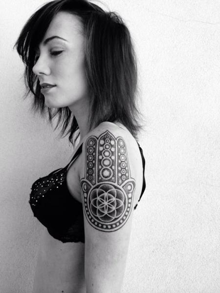 Tatuaje Hombro Religioso Dotwork por Corey Divine