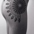 tatuaje Lado Culo Dotwork Geométrico por Corey Divine