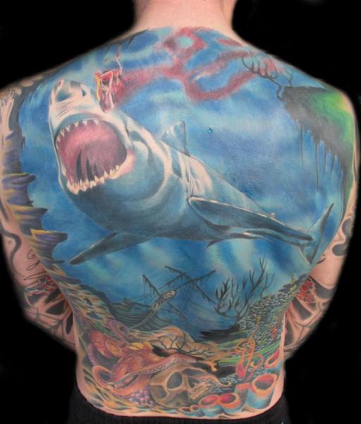 Tatuagem Costas Tubarão Mar por Marked For Life