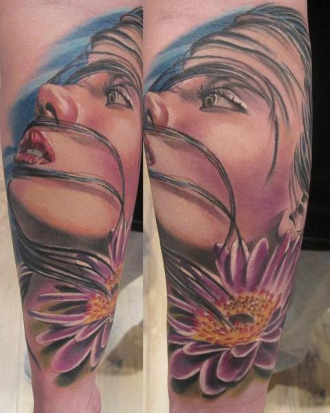 Tatuaje Realista Flor Mujer por Marked For Life