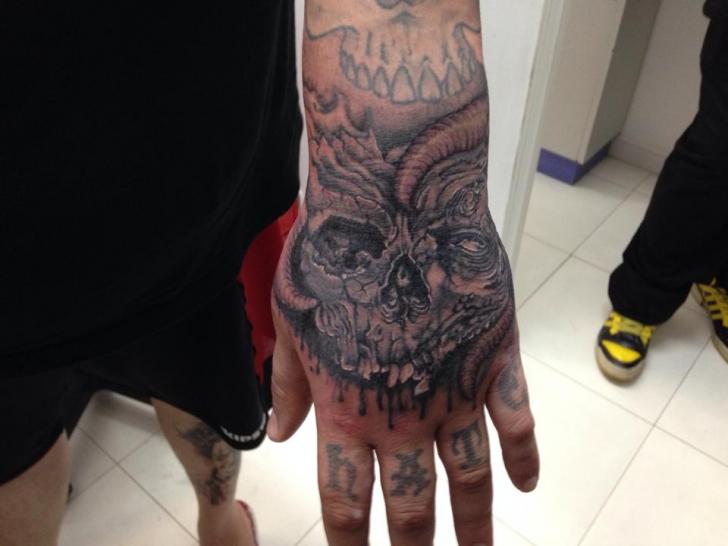 Totenkopf Hand Tattoo von Dr Mortiis Tattoo Clinic