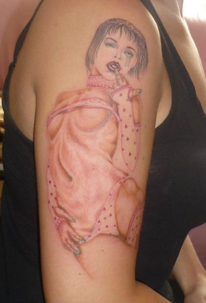 Tatuaje Hombro Brazo Realista Mujer por Dr Mortiis Tattoo Clinic