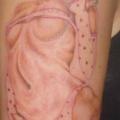 tatuaje Hombro Brazo Realista Mujer por Dr Mortiis Tattoo Clinic