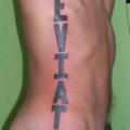 tatuaje Lado Letras Fuentes por Dr Mortiis Tattoo Clinic