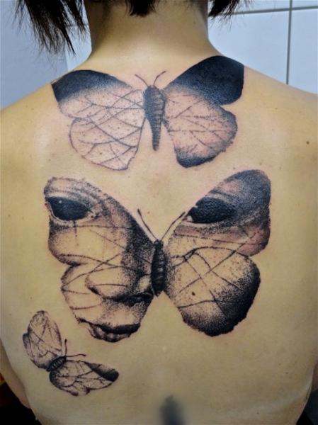 Tatuaje Espalda Mariposa por Toko Lören Tattoo