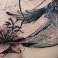 tatuaje Flor Espalda Pájaro por Toko Lören Tattoo