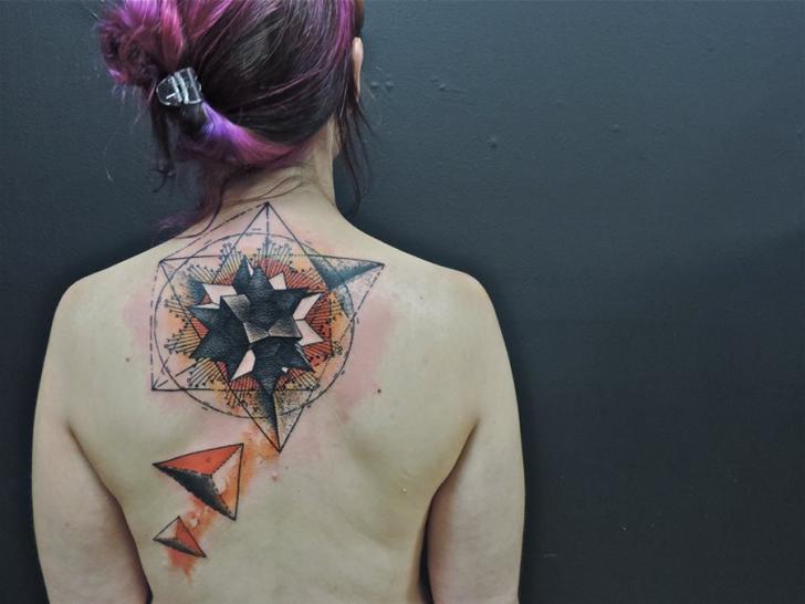 Rücken Nacken Geometrisch Abstrakt Tattoo von Toko Lören Tattoo