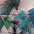 tatuagem Geométrico Peito Abstrato por Toko Lören Tattoo