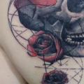 Brust Blumen Totenkopf tattoo von Toko Lören Tattoo