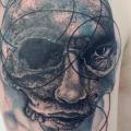 tatuaje Hombro Cráneo por Toko Lören Tattoo