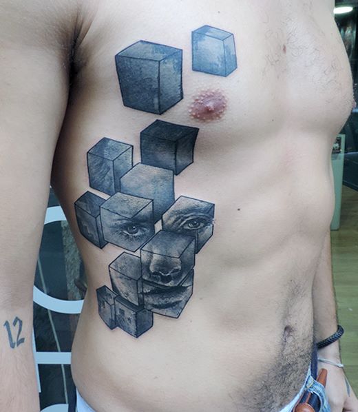 Tatuaggio Fianco Astratto Cubo di Toko Lören Tattoo