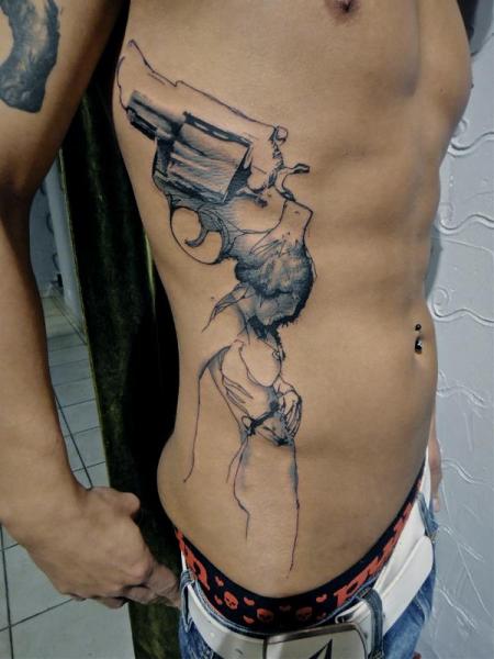 รอยสัก ด้านข้าง ปืน โดย Toko Lören Tattoo