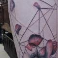 Blumen Oberschenkel Abstrakt tattoo von Toko Lören Tattoo