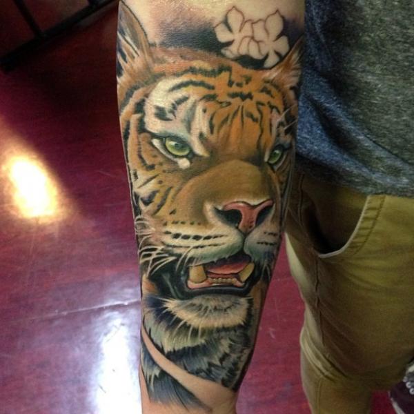 Tatuaje Brazo Realista Tigre por Underworld Tattoo Supplies
