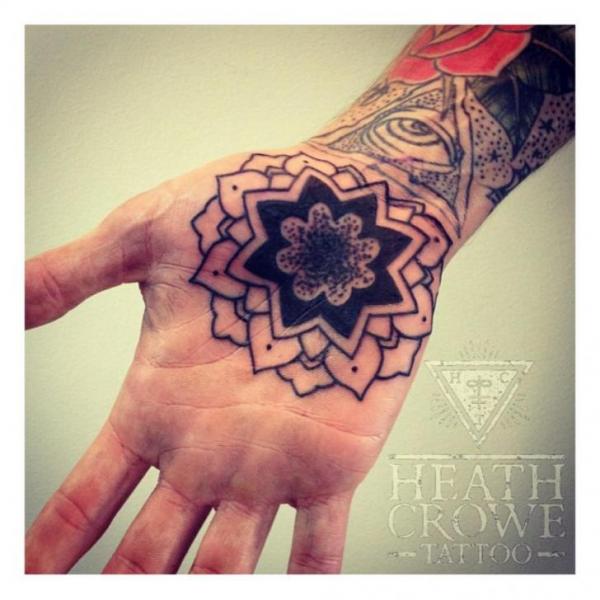 Tatuaje Mano Geométrico por Underworld Tattoo Supplies