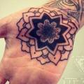 Hand Geometrisch tattoo von Underworld Tattoo Supplies