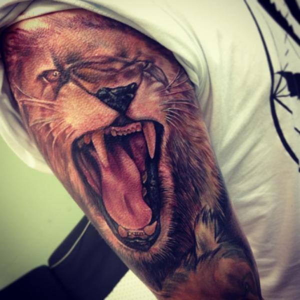 Schulter Arm Realistische Löwen Tattoo von Underworld Tattoo Supplies