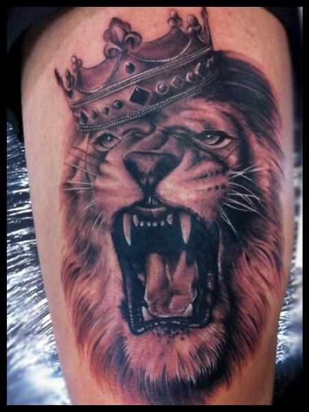 Tatouage Réaliste Lion Couronne Cuisse par Underworld Tattoo Supplies