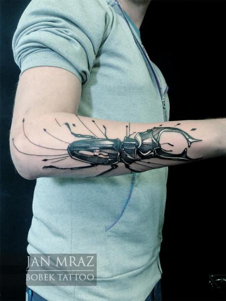 Tatuaggio Braccio Scarabeo di Jan Mràz