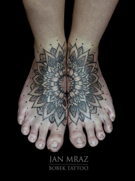 Tatuaggio Piede Dotwork Geometrici di Jan Mràz