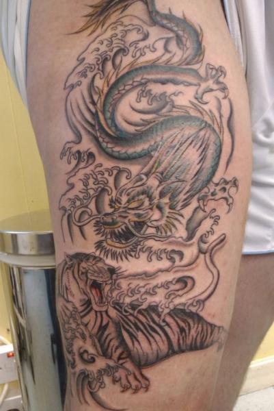 Tatuaggio Braccio Tigre Draghi di Body Line Tattoo