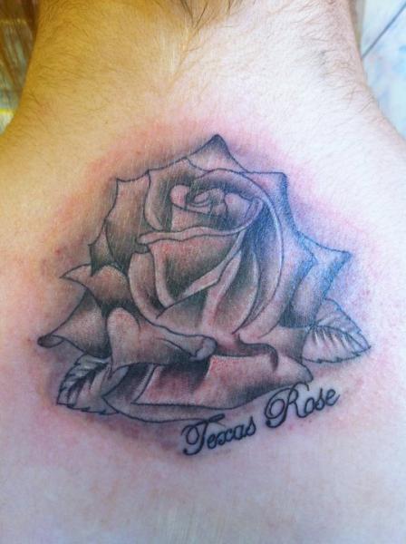 Tatuagem Flor Pescoço por Body Line Tattoo
