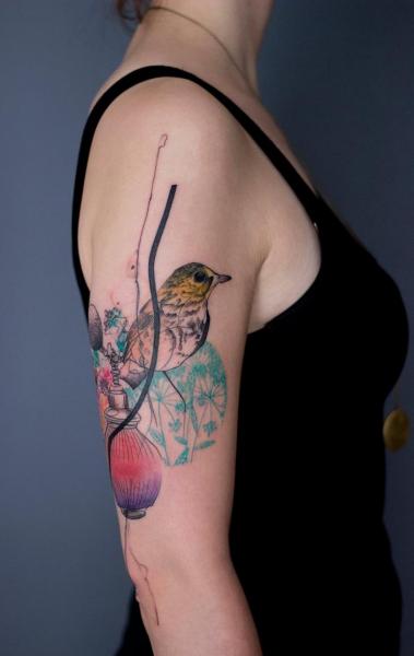 Tatuaje Brazo Pájaro Acuarela por Dead Romanoff Tattoo