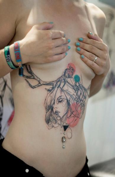 Tatuaje Mujer Vientre Abstracto por Dead Romanoff Tattoo