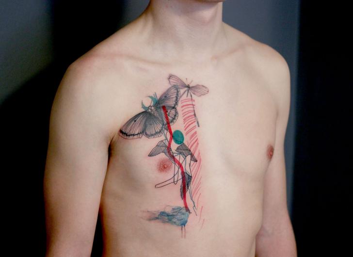 Tatuagem Peito Mariposa Abstrato por Dead Romanoff Tattoo