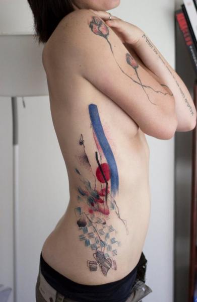 Tatuaggio Fianco Astratto di Dead Romanoff Tattoo